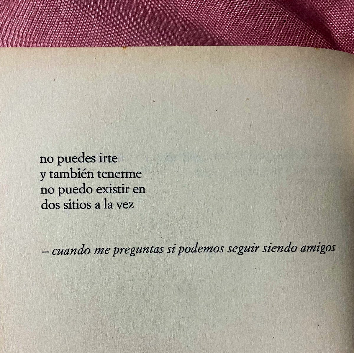 “No puedes irte 
y también tenerme
no puedo existir en 
dos sirios a la vez…”
Autor: Rupi Kaur
Libro: otras maneras de usar la boca
#cementeriodelibros