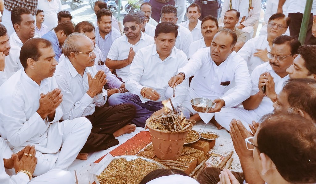 bipin_basil's tweet photo. गायों में लंपी वायरस की रोकथाम के लिए कांग्रेस द्वारा हवन अनुष्ठान । https://t.co/KiLMtXZF2k