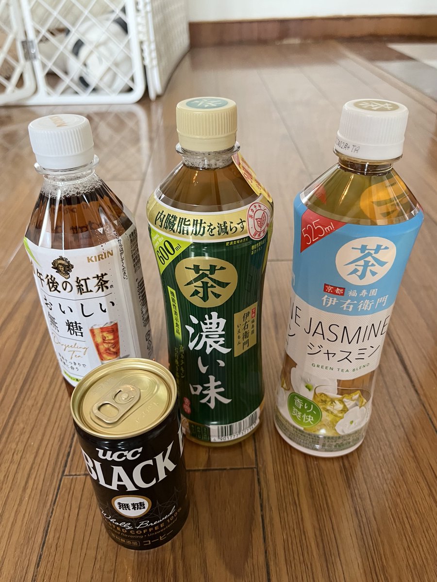 steco_shimizu's tweet photo. 家から近い「HotMax」で飲み物を調達してきました
日本製の飲料がいつも置いてあるので助かっています
伊右衛門の濃い味、ジャスミンは5.8元/本、UCC缶コーヒーは3.9元でした
午後の紅茶はいくらだったか忘れました
#上海 #HotMax https://t.co/PQMQMyjsoz