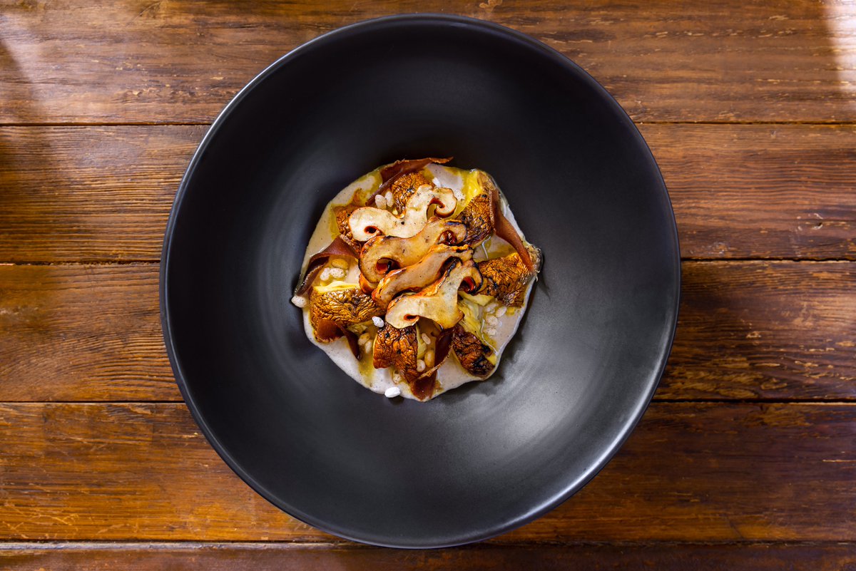 Crema de queso de hebra, mantequilla de harina tostada y arroz suflado.
La temporada de lluvias nos brinda la posibilidad de crear diferentes platos a base hongos silvestres. 
Reservas: bit.ly/ReservasAleli