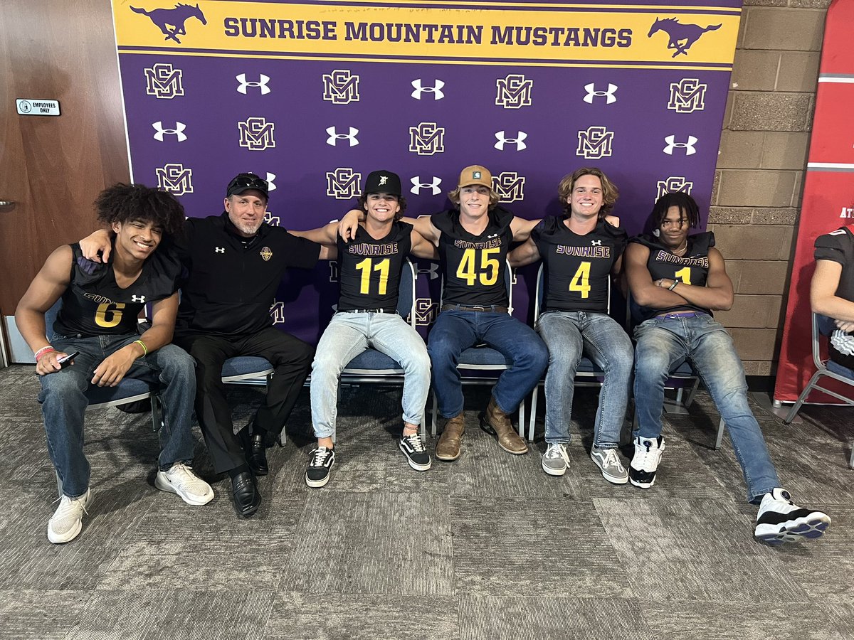 JuliaLopez3's tweet image. Tune into @azfamily’s #TheExtraPoint on Ch. 3 starting tonight to hear from players and coaches at the Peoria District Football Media Day 🏈