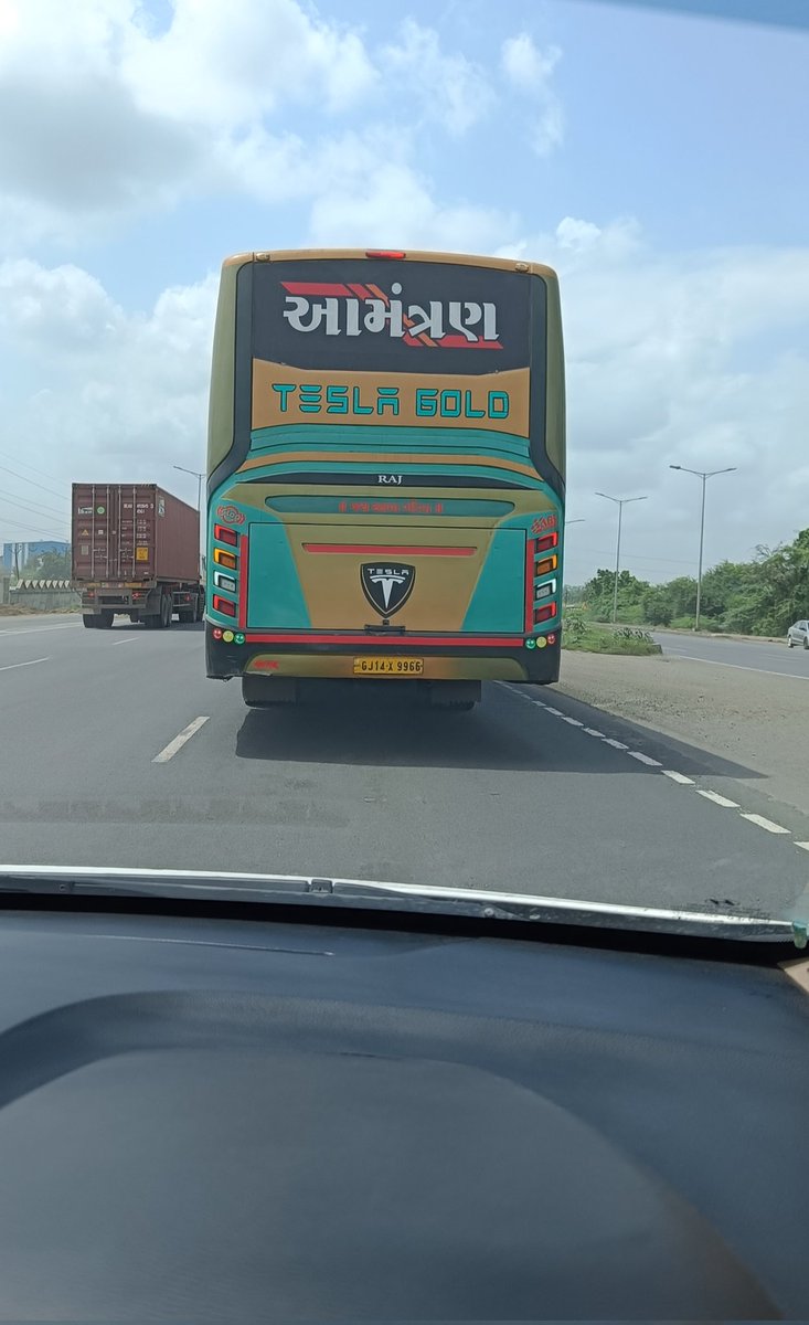 amitkumar997483's tweet photo. Tesla already in India with gold series.😂😅 #TeslaGold @elonmusk @Tesla https://t.co/55uQ4QIFfC