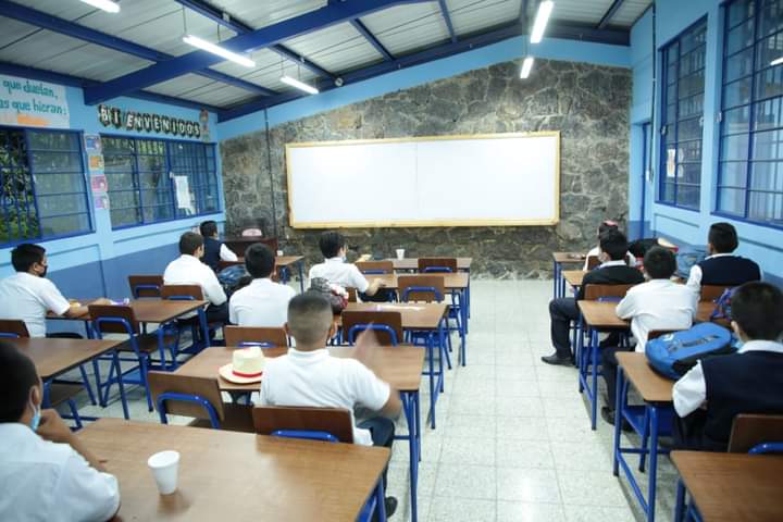 MineducGT's tweet photo. El remozamiento inaugurado hoy en zona 6, beneficia a 846 estudiantes que asisten a los cuatro centros educativos que funcionan en estas instalaciones: #EOUV Rodolfo Robles, #EOUV y #EODP Hermógenes Mejía y la Escuela Oficial para Adultos No15 Mercedes Rodas de León. https://t.co/Lc8McveU0V