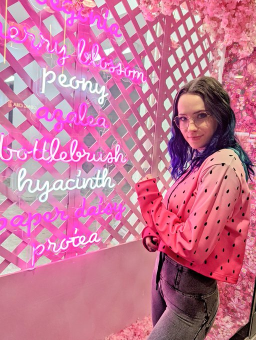 Neons 💕  Wearing my melon hoodie around the city the other night 😍✨ https://t.co/g51qmIXRgS