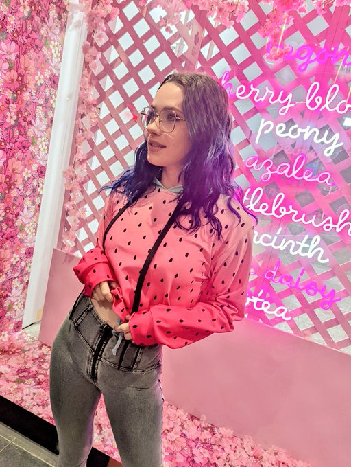 Neons 💕  Wearing my melon hoodie around the city the other night 😍✨ https://t.co/g51qmIXRgS