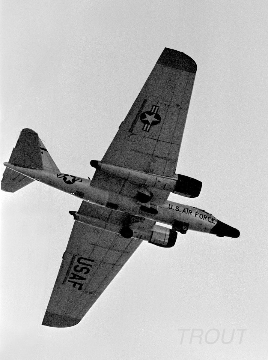 ＃横田基地　＃RB57　RB-57F 56WRS  1973~74年横田基地
RB-57F 撮ったど〜〜・・・って、昔のです😅
長すぎて入り切らんて！😅