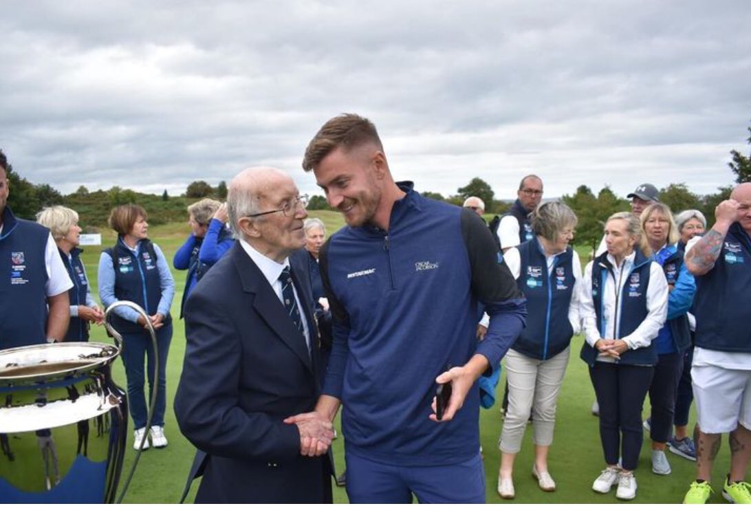 Great to see a legend of Clandeboye, our President Stanley Simons, congratulate the new @PGAEuroProTour Northern Ireland Masters Champion Sam Broadhurst. Two gentlemen and great players ⛳️🏌️‍♂️