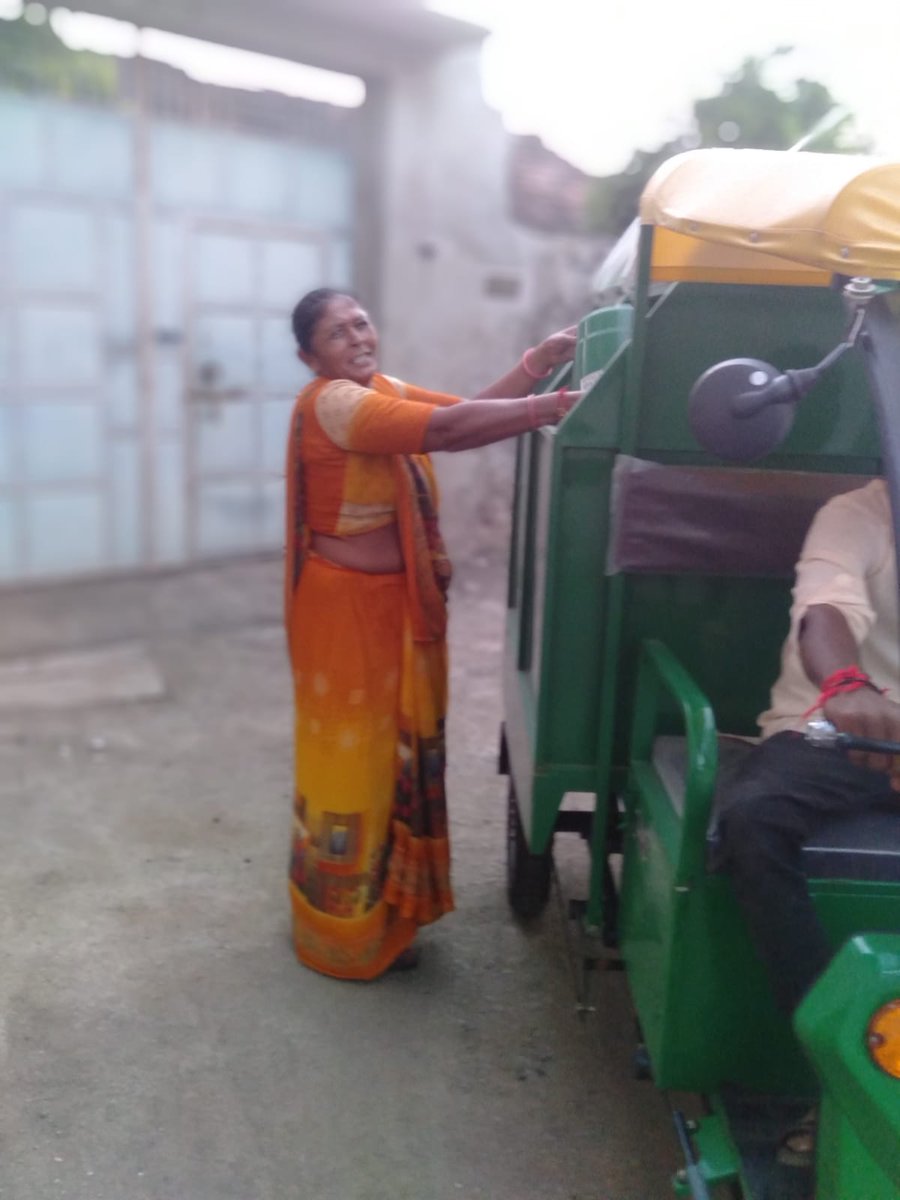 Kiranch13690616's tweet photo. શીશક ગ્રામ પંચાયત તા- કોટડા સાંગાણી ડોર ટુ ડોર ઘન કચરા નું કલેક્શન કરવાનું કામ માં. તાલુકા વિકાસ અધિકારી સાહેબ અને સરપંચ શ્રી શીશક નાં માર્ગદર્શન માં  કરવામા આવી રહ્યું છે.@DDORAJKOT1 @KotdasanganiTdo @RonakThoriya @ParagVasoya8 @SatyamDave15 @HansaRamani1 https://t.co/75voVSavhy