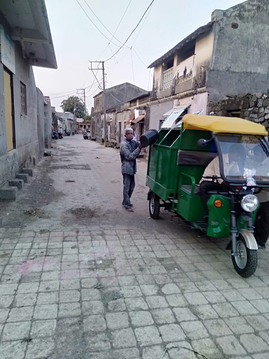 Kiranch13690616's tweet photo. શીશક ગ્રામ પંચાયત તા- કોટડા સાંગાણી ડોર ટુ ડોર ઘન કચરા નું કલેક્શન કરવાનું કામ માં. તાલુકા વિકાસ અધિકારી સાહેબ અને સરપંચ શ્રી શીશક નાં માર્ગદર્શન માં  કરવામા આવી રહ્યું છે.@DDORAJKOT1 @KotdasanganiTdo @RonakThoriya @ParagVasoya8 @SatyamDave15 @HansaRamani1 https://t.co/75voVSavhy