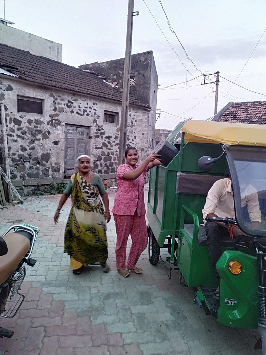 Kiranch13690616's tweet photo. શીશક ગ્રામ પંચાયત તા- કોટડા સાંગાણી ડોર ટુ ડોર ઘન કચરા નું કલેક્શન કરવાનું કામ માં. તાલુકા વિકાસ અધિકારી સાહેબ અને સરપંચ શ્રી શીશક નાં માર્ગદર્શન માં  કરવામા આવી રહ્યું છે.@DDORAJKOT1 @KotdasanganiTdo @RonakThoriya @ParagVasoya8 @SatyamDave15 @HansaRamani1 https://t.co/75voVSavhy