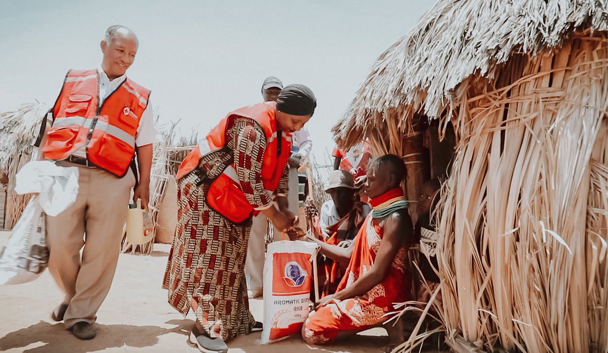 KenyaRedCross's tweet photo. The #drought still rages in all 23 arid counties with most households barely able to put one meal on the table.

Sec-Gen Dr @AshaMohammed_ led yesterday’s food distribution in Lomoputh and Kagiteitei villages in Kangatotha Ward, #Turkana.

1/2 https://t.co/4yNfozG4jg