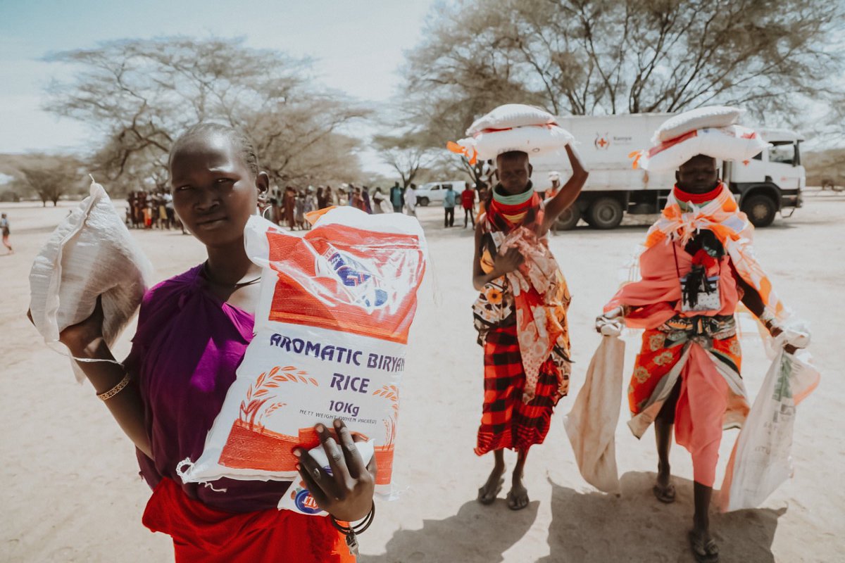 KenyaRedCross's tweet photo. The #drought still rages in all 23 arid counties with most households barely able to put one meal on the table.

Sec-Gen Dr @AshaMohammed_ led yesterday’s food distribution in Lomoputh and Kagiteitei villages in Kangatotha Ward, #Turkana.

1/2 https://t.co/4yNfozG4jg