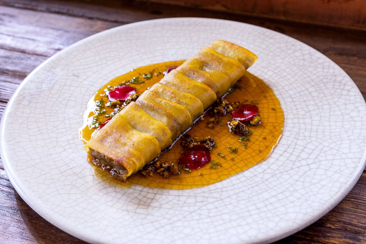 Puré de Tupinambo con chamorro envuelto en láminas de plátano macho. Pétalos encurtidos y gastric.
Únete a nuestra base de datos: bit.ly/NewsletterAleli