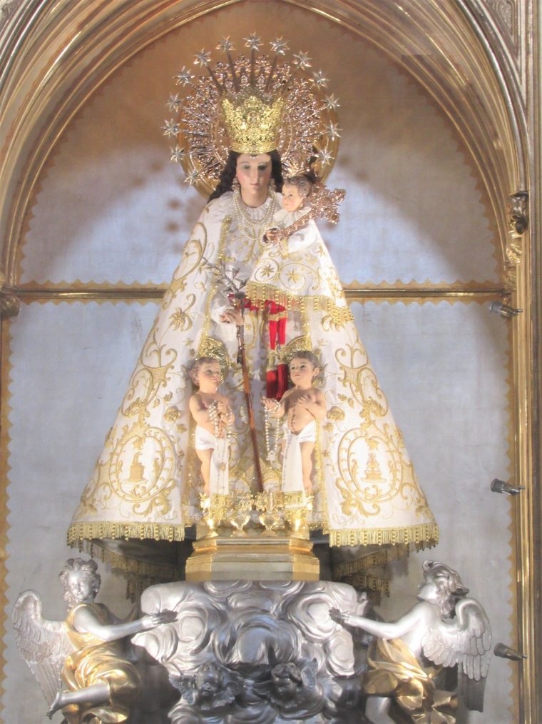 El sábado saludamos a María

Bajo tu amparo nos acogemos, Santa Madre de Dios. No desoigas nuestras súplicas y nuestras necesidades, mas líbranos siempre de todo peligro, oh Virgen gloriosa y bendita.