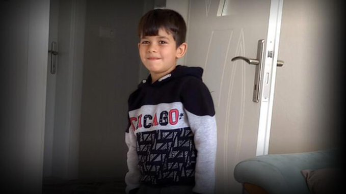 8 yaşındaki bir çocuk; adı Umut, 2 gün önce başıboş sokak köpeklerinin saldırısında parçalandı ve şu anda yoğun bakımda.
Oysa Umut evde köpekle büyüyen bir çocuk.
Eserinizle gurur duyun ey iktidar, ey muhalefet.
Bir avuç paçoz köpekpereste bu ülkenin çocuklarını  kurban verdiniz.