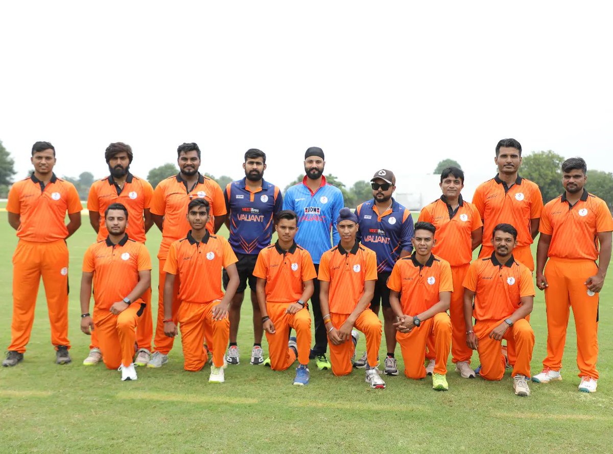 CricketValiant's tweet photo. Team Rest of Valiant with @ImJatinder10 @vipulnarigara22 and @RichiShuklaReal at Ahmedabad

#RestOfValiant #ValiantCricketTeam #valiantforgoodcause https://t.co/rcfaZMADMp