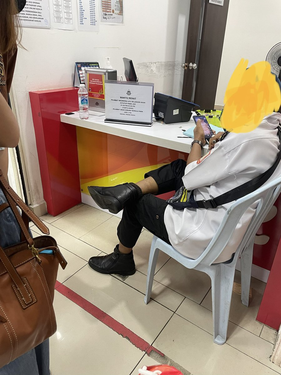 norafidaramlee's tweet photo. Ambil nombor di Kaunter Imigresen, UTC Shah Alam. Guard angkat kaki sambil tengok Tik Tok. Cakap pun kasar. Macam ni kah our standard? @imigresenmy https://t.co/W9xoEp9fqt