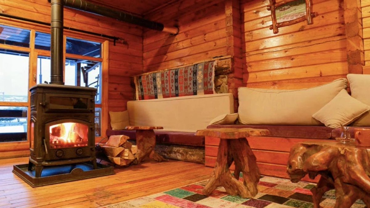 Ormana araştırma için çıkan fizikçi, matematikçi, kimyacı ve jeologdan oluşan bir ekip yağmura yakalanmış. Hemen yakınlarındaki bir orman evine giderek oraya sığınmak istemişler.

+++