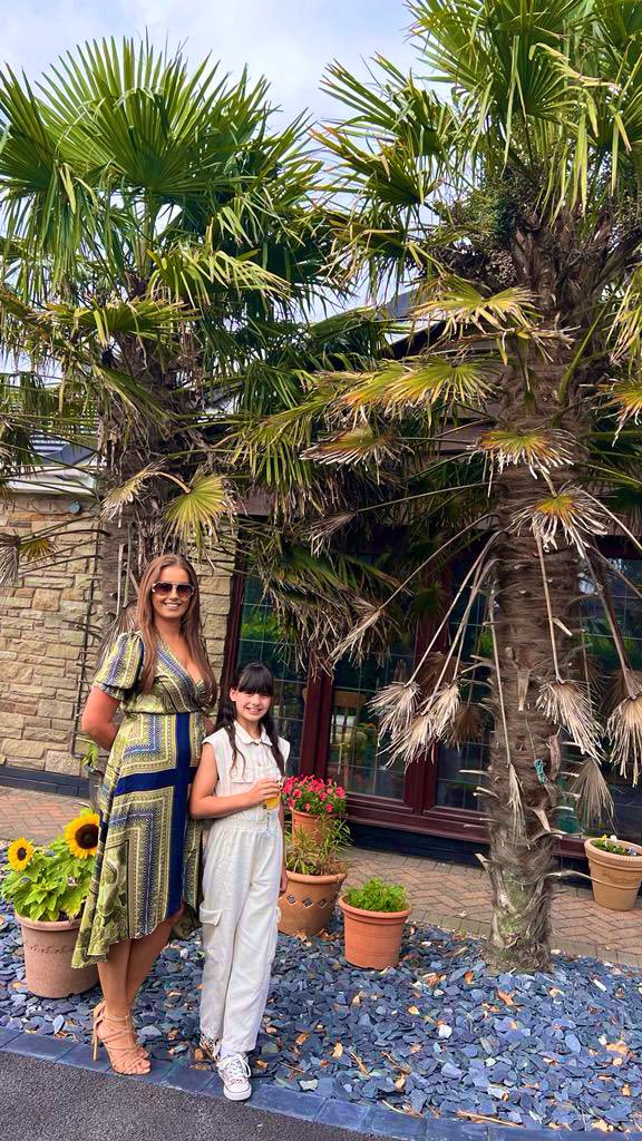 VictoriaMitch77's tweet photo. Champagne lunch pool side at Costa Del Burnley 🌴☀️🏖🍾🥂📸 with the girls..cracking start to Bank Holiday 😝👍🏻@MrsTownley82 @MatherHayley @DeanneAtage &amp;our little sidekick Emily #coswecan 🙌 https://t.co/lSMBbzNSIS