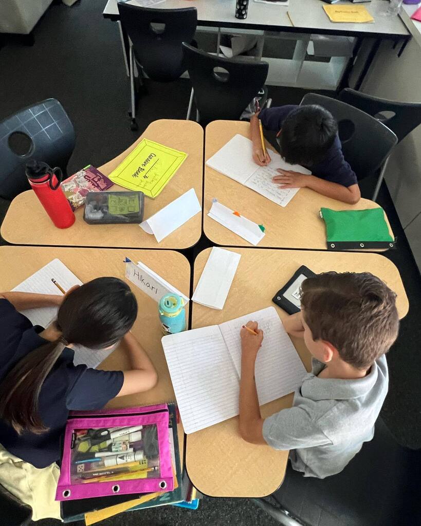 bensonbears1's tweet photo. 4th and 5th grade writers working on focusing and retelling in Writers Workshop this morning. π»π#BensonBears #WritersWorkshop https://t.co/a8ALuZD2KA https://t.co/a8waKQ2iBn