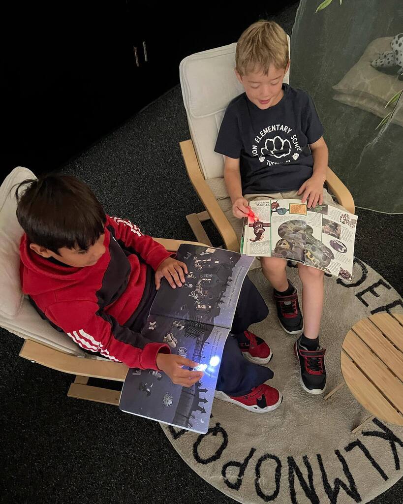 bensonbears1's tweet photo. Engaging second graders in reading with flashlight reading. Readers track the text using finger flashlights. π»π#BensonBears #ReadersWorkshop #FlashlightFriday https://t.co/ozaCPj8AZD https://t.co/064wux3dHU