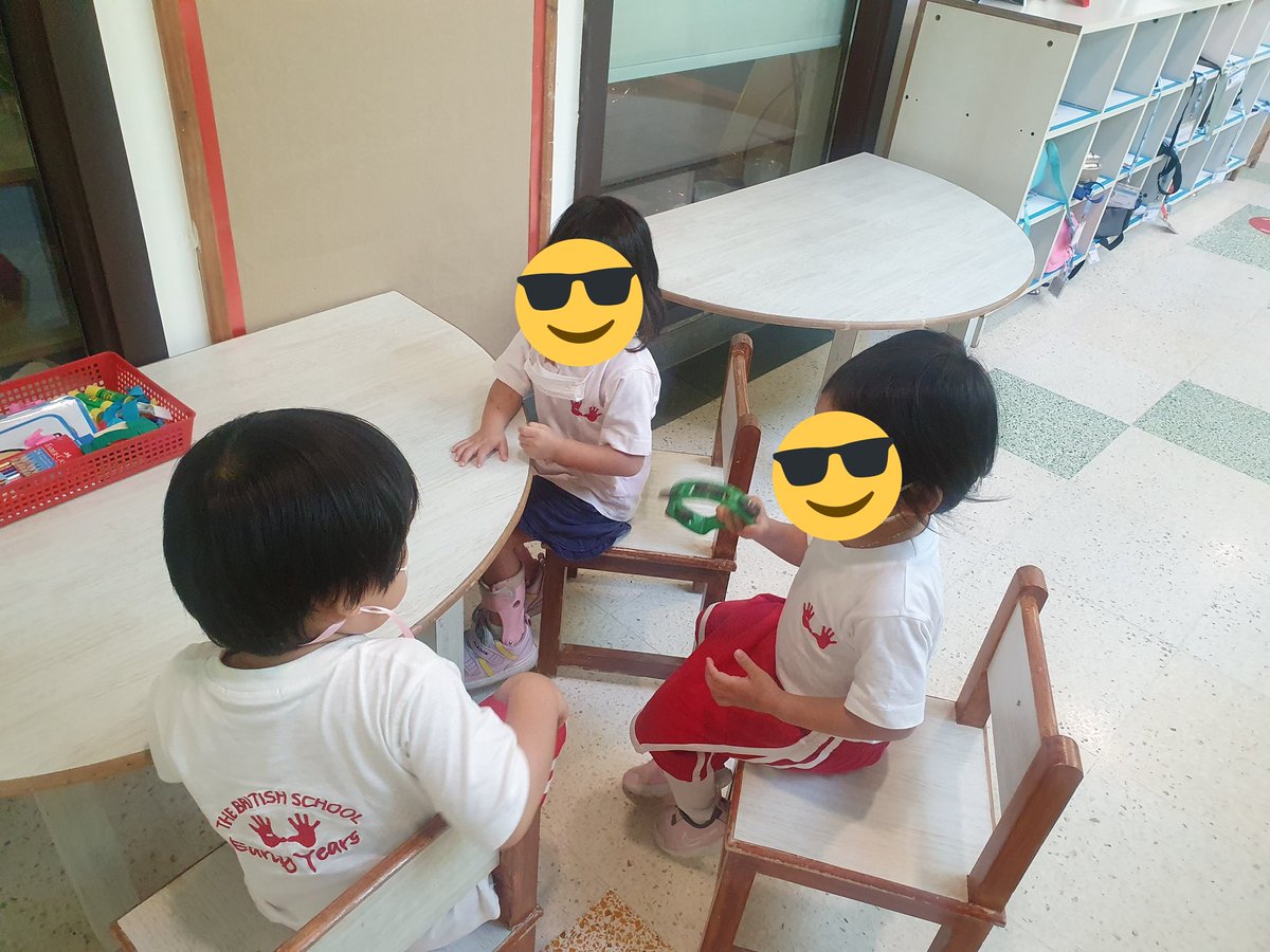 EalTbs's tweet photo. Who says learning can't be fun? Not us! Here we have our #EYFS students putting fun into their everyday #learning through songs, vocabulary cards and fine motor skills activities.  #buildingvocabulary #learningnames #functionalvocabulary https://t.co/g6YyyDCGa7