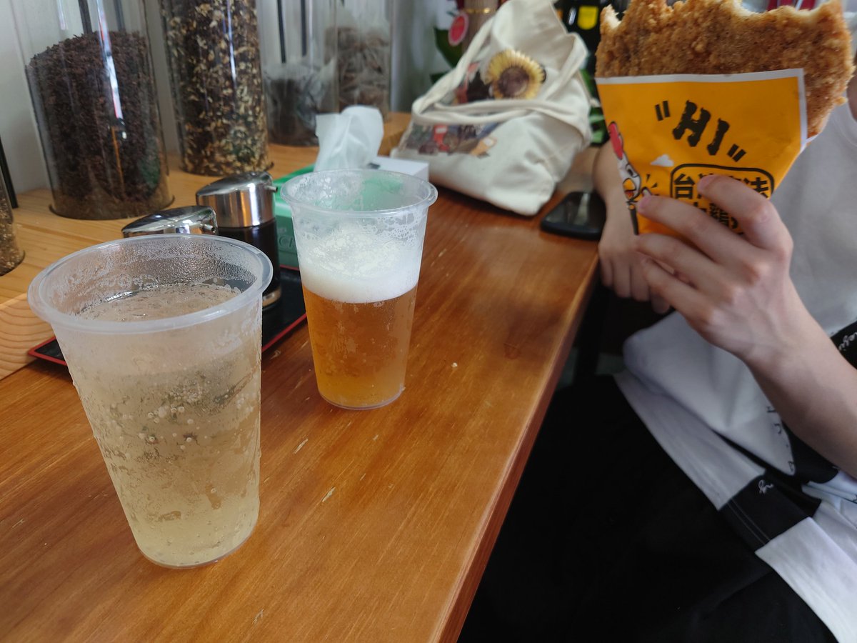 Ivy_0804_'s tweet photo. チビとデートしています。
横浜。
昼間から酒を飲みふけるのです https://t.co/3Dw0kl2R3t