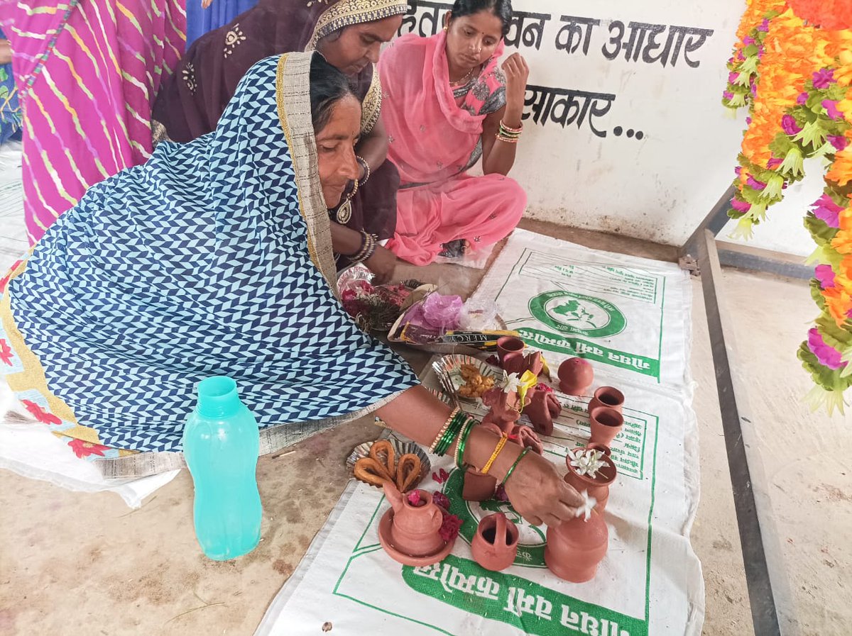 npckn1's tweet photo. पोला त्यौहार के अवसर पर मुख्य नगरपालिका अधिकारी द्वारा मणिकंचन केंद्र में विधिवत पूजा अर्चना कर व पारंपरिक व्यंजनों के साथ त्यौहार मनाया गया।।

.
.

#Chhattisgarh #PoraTihar #TeejaPora  #Chhattisgarhiya #FestivalsofChhattisgarh #poratihar

Bhupesh Baghel. @Choudhary17K https://t.co/iK7JvOtZ9H