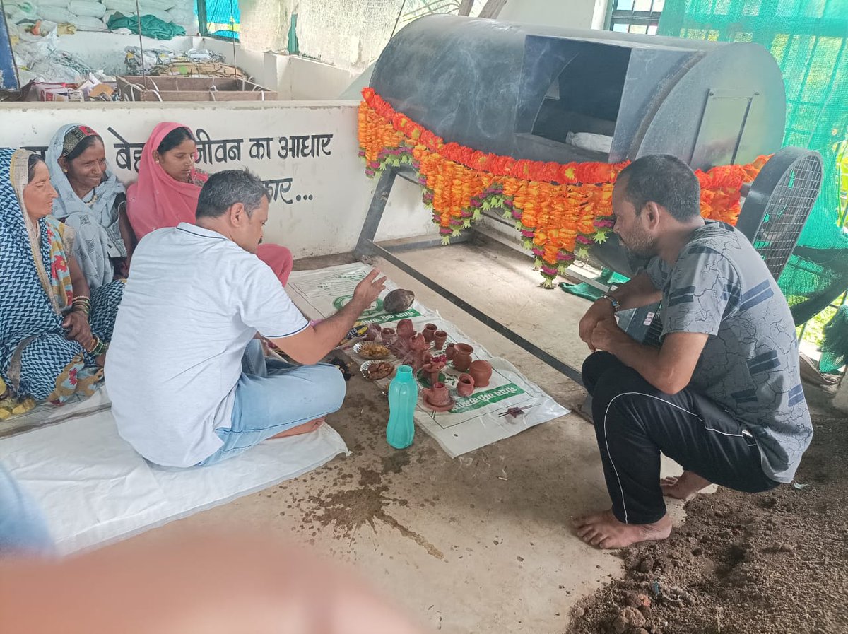 npckn1's tweet photo. पोला त्यौहार के अवसर पर मुख्य नगरपालिका अधिकारी द्वारा मणिकंचन केंद्र में विधिवत पूजा अर्चना कर व पारंपरिक व्यंजनों के साथ त्यौहार मनाया गया।।

.
.

#Chhattisgarh #PoraTihar #TeejaPora  #Chhattisgarhiya #FestivalsofChhattisgarh #poratihar

Bhupesh Baghel. @Choudhary17K https://t.co/iK7JvOtZ9H
