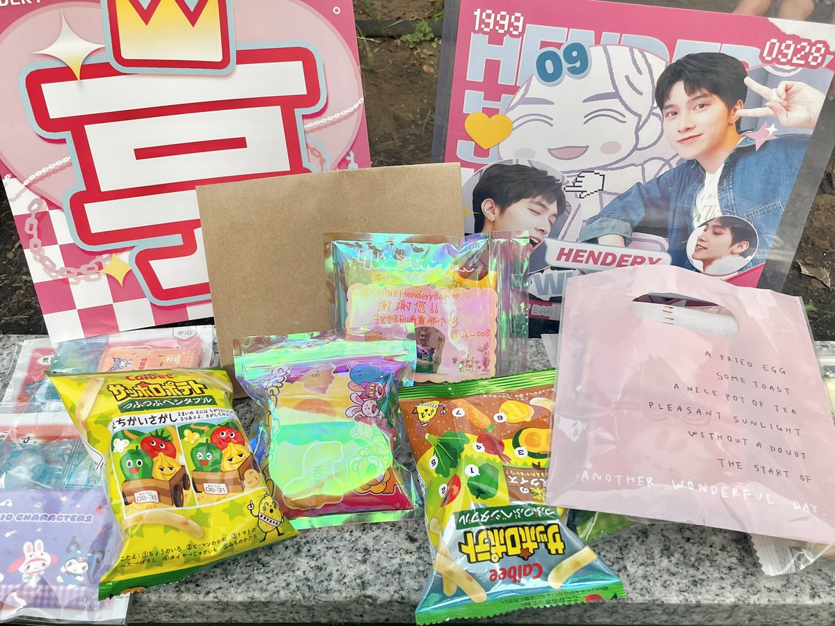 Present from Japanese Henny！Thank you💓💓💓Enjoy the live tonight！💖🤲🏻

#HENDERY #ヘンドリー　#WayV #NCT 
#SMTOWNLIVE2022_TOKYO