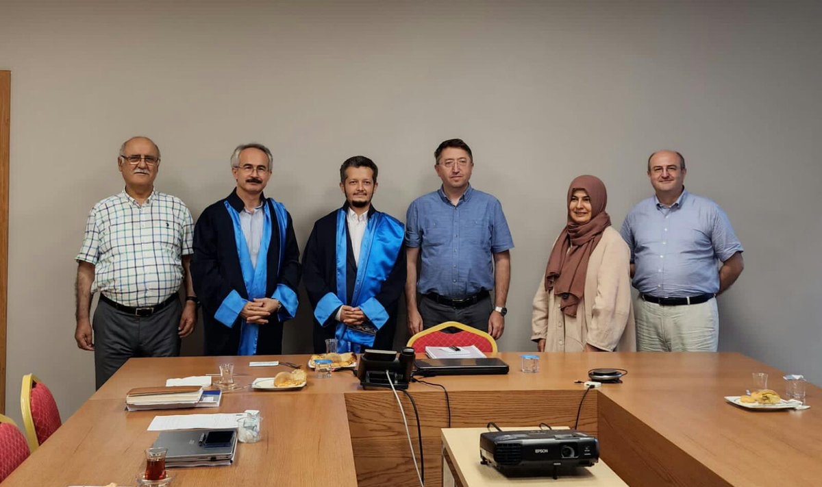 29mayisilahiyat's tweet photo. Fakültemizin Kelâm Anabilim Dalı araştırma görevlisi Sami Turan EREL (@SamiTuranErel), "Kadı Abdülcebbar'da İdrak Teorisi" adlı doktora tezini başarıyla savundu. Kendisini tebrik eder, başarılar dileriz. https://t.co/jR7ya551IW