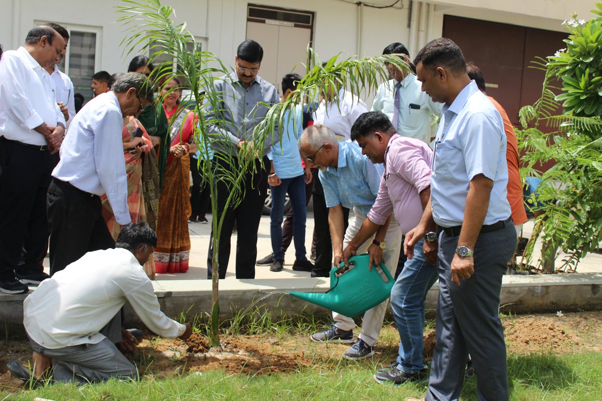 BsduOfficial's tweet photo. One Student 👨‍🎓👩‍🎓 One Tree🌲 
Glimpses from the Tree Plantation Drive at Bhartiya Skill Development University #jaipur
#CleanGreenBSDU #BSDUSkill #GoGreen #OneStudentOneTree
@EduMinOfIndia @YASMinistry @dpradhanbjp https://t.co/HpTUqDMy4V