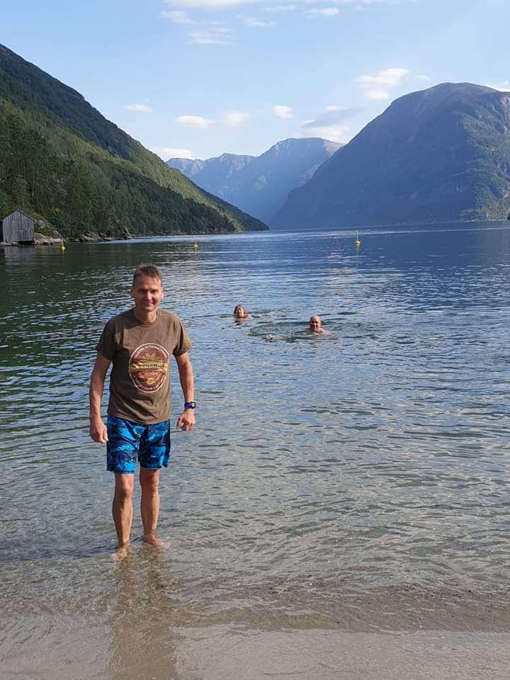 EynshamMorris's tweet photo. #eynsham #morris man spotted #swimming in the North Atlantic #norwegian #fjords in #hellesylt
#wheredidyouwear #tshirt #straightfromthefields
#morrisdancing #dance #oxfordshire #cotswold #fjord #openwaterswimming #summerholiday https://t.co/0mscHMllMD