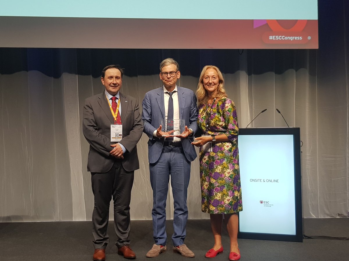 CVR_TomaszGuzik's tweet photo. Prof Christian Weber receives the ESC William Harvey Lecture Award in #BasicScience for his unique &amp; outstanding contributions to #atherosclerosis #research &amp; shares his latest work - congratulations Christian!

#ESCCongress #ESCBasicScience #ATLOs #CVD #CardiovascularResearch https://t.co/DNlCV9qK8p