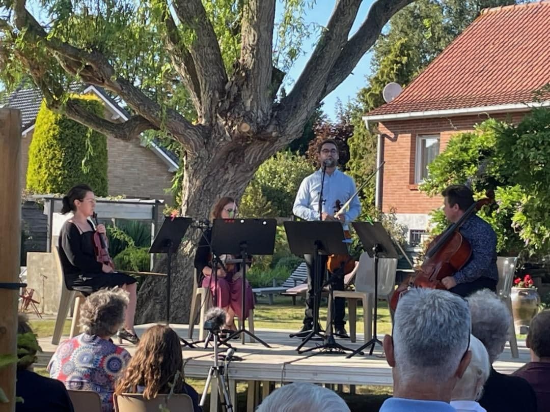 AireNouvelle1's tweet photo. MUSIQUE !

#AireNouvelle était présente hier soir avec #DidierRys au festival "musique en jardins" organisé à #Airesurlalys par l'OCA.
Très belle prestation du quatuor Grupalli sous le soleil ! https://t.co/55bArvnuAU