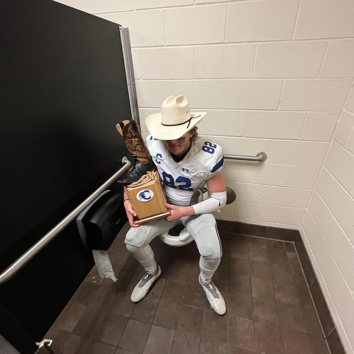 AdenYoung19's tweet photo. The boot is back home baby 💙 https://t.co/Yaom1SuEXn