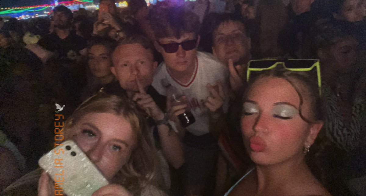 AmeliaStorey4's tweet photo. Come on daveeeee! #NoMusicOnADeadPlanet #readingfestival #readingfestival2022 https://t.co/DM4jTVDNxK