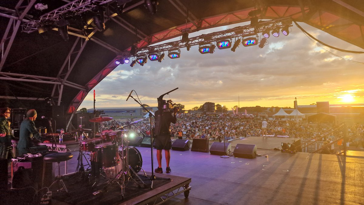 SRINC69's tweet photo. Sunset and a bit of balloon glow from the #mainstage @Silverclassic 

#silverstoneclassic #silverstone #balloon #thecubanbrothers @cubanbrothers @SilverstoneUK https://t.co/iyvFQQjZwO