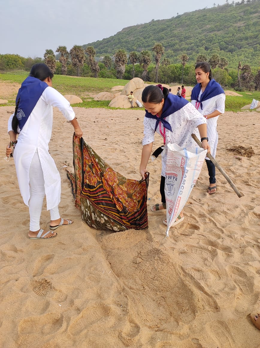 APSTATENSSCELL's tweet photo. NSS Volunteers of GITAM University, Visakhapatnam have participated in Beach Cleaning Program on 26-08-2022 at Rushikonda, the NSS Volunteers cleaned the Beach and collected 100+ Plastic and Waste Items.

#NSS GITAM
#ANDHRA PRADESH STATE NSS CELL
#_NSS INDIA https://t.co/QCFcCMySVo