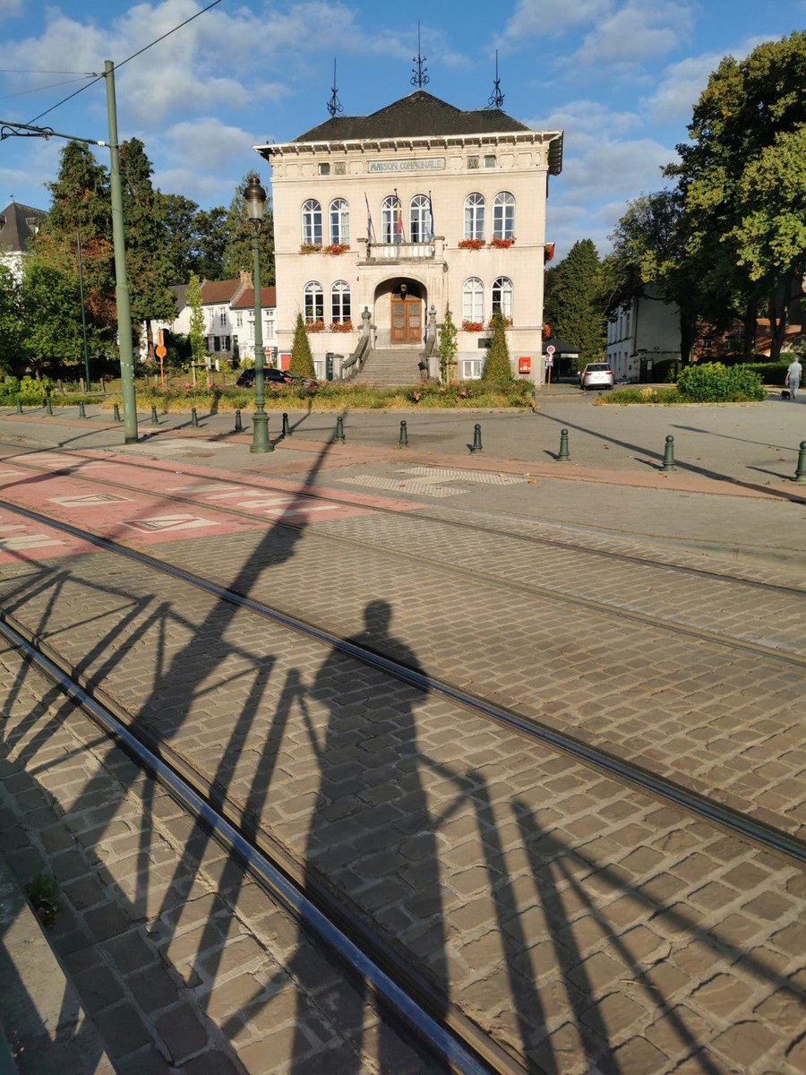 Mateusz's tweet photo. #shadowfie (@ Place Léopold Wiener in Watermael-Boitsfort, Bruxelles-Capitale) https://t.co/rp1QgrpJg7 https://t.co/rJIHCUAgX0