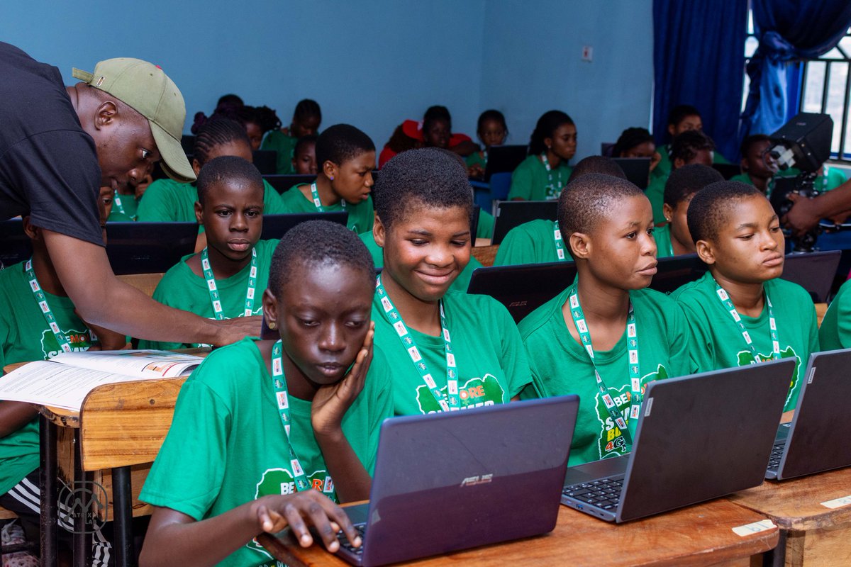 elijahsmithB's tweet photo. Another beautiful thing about this is that, even some disabled girls are learning... They have their great interpreter, How did I know she's great? Because I'm seeing the result, kudos to them 🤤🤤
#matrixlab #learning #tech #girls #ondo
@MatrixLabng https://t.co/PCL5NsNhvL