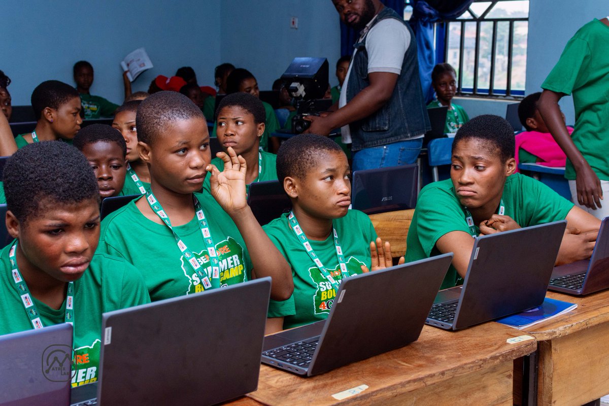 elijahsmithB's tweet photo. Another beautiful thing about this is that, even some disabled girls are learning... They have their great interpreter, How did I know she's great? Because I'm seeing the result, kudos to them 🤤🤤
#matrixlab #learning #tech #girls #ondo
@MatrixLabng https://t.co/PCL5NsNhvL