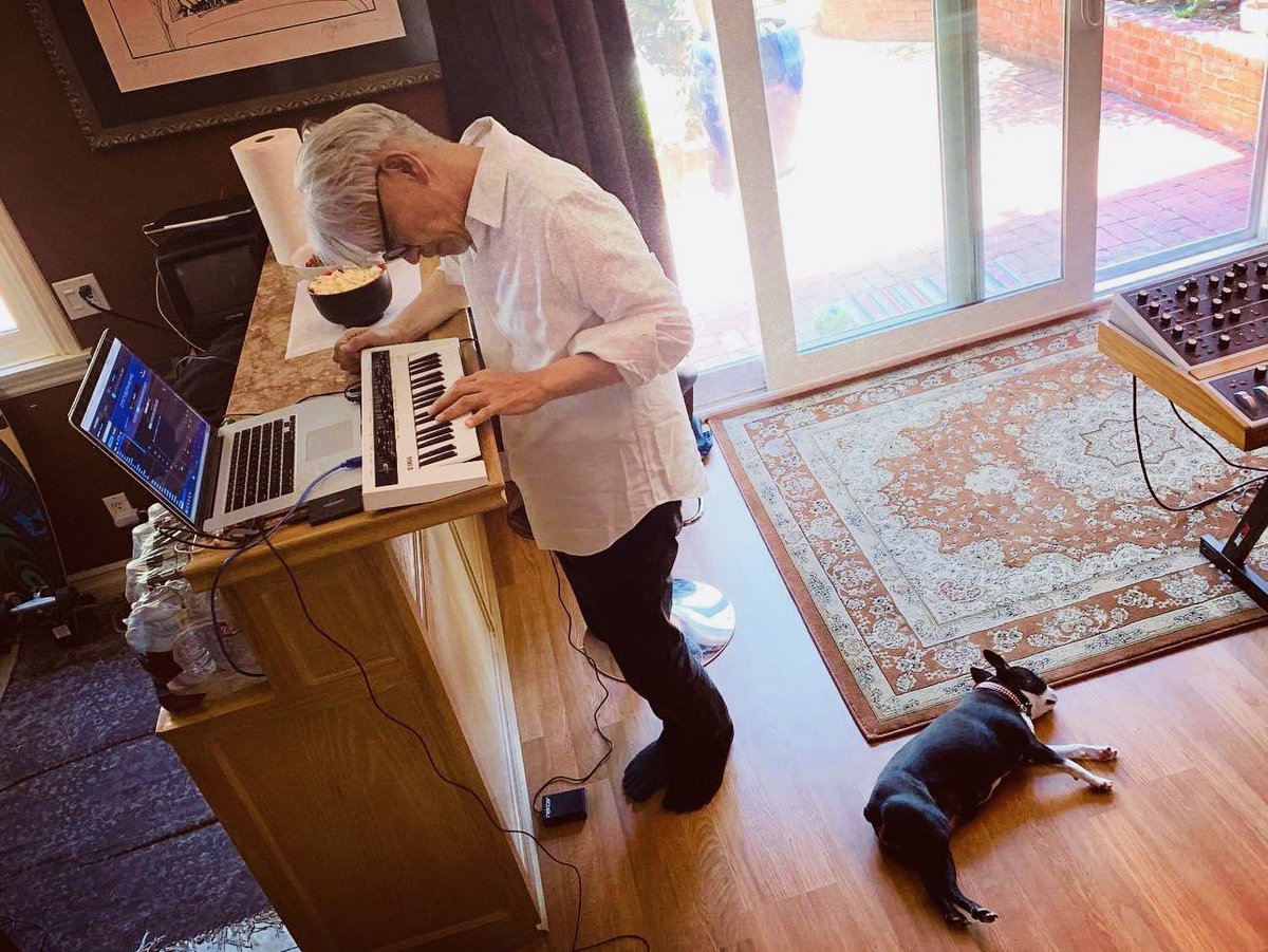 #InternationalDogsDay 
with <a href="/flyinglotus/">FLYLO</a> <a href="/ryuichisakamoto/">ryuichi sakamoto</a>