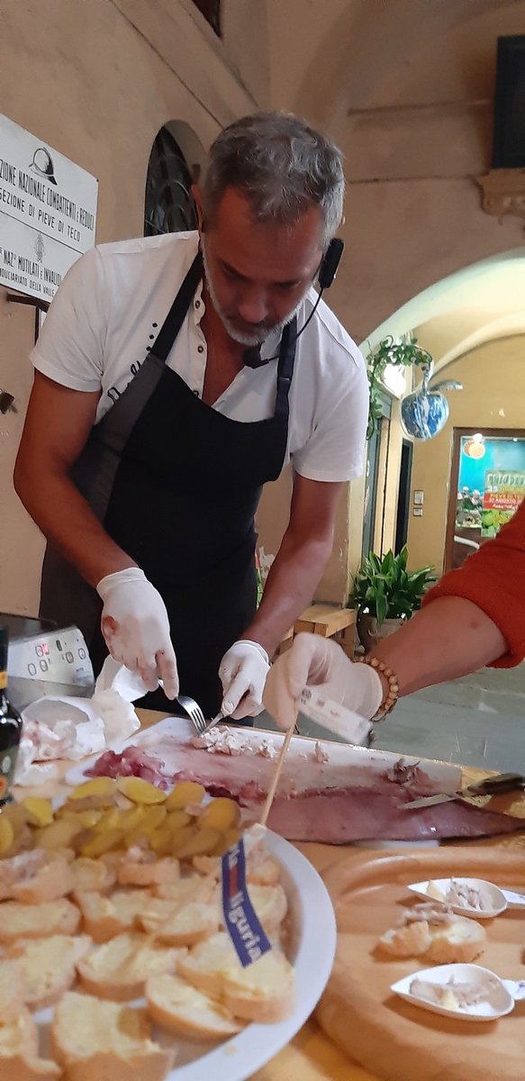 CCIAARIVLIG's tweet photo. #expovallearroscia i laboratori del gusto del #ilsaledellaliguria #ondebarocche
Il cuoco del mare Salvatore Pinga, dell’Ittiturismo PingOne cooperativa Pesca Imperia, e Paola Ferrari, della cooperativa Aresta, pesce in salsa all’aié
https://t.co/fGVR4ZFY5W
@laureriverde https://t.co/kvtNP5Ci2Z
