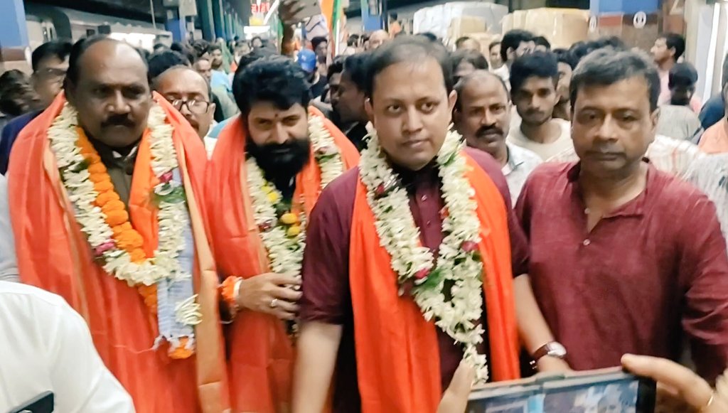 BjpScMorchaWB's tweet photo. @BjpScMorchaWB এর রাজ্য সভাপতি  @DrSudipDas মহাশয় এবং সকল @BjpScMorchaWB কর্মকর্তাদের উপস্থিতিতে হাওড়া স্টেশনে @BJPSCMorcha এর সভাপতি @LalSinghArya ji সর্ব ভারতীয় বিজেপি র GS @CTRavi_BJP ji কে স্বাগত জানাতে উপস্থিত ছিলেন । https://t.co/Iw23OAtGbR