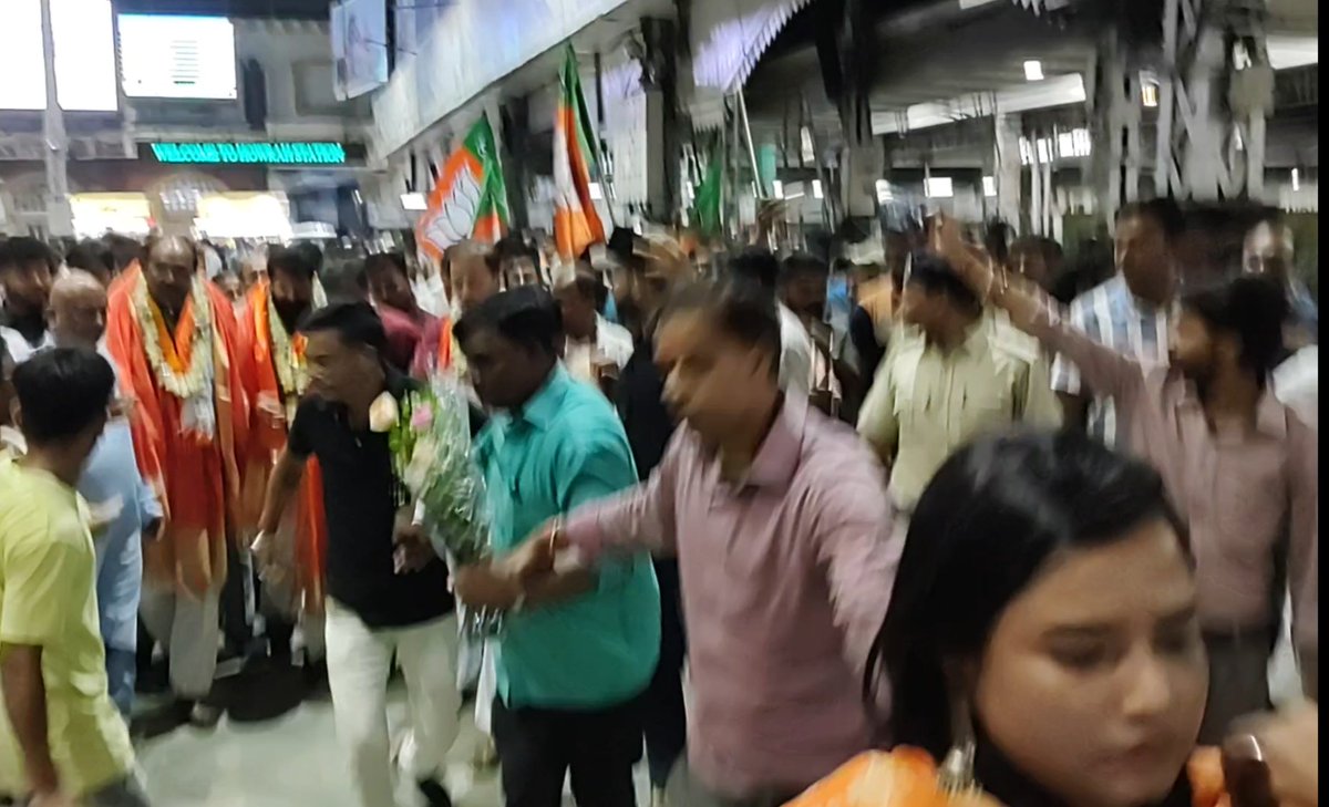 BjpScMorchaWB's tweet photo. @BjpScMorchaWB এর রাজ্য সভাপতি  @DrSudipDas মহাশয় এবং সকল @BjpScMorchaWB কর্মকর্তাদের উপস্থিতিতে হাওড়া স্টেশনে @BJPSCMorcha এর সভাপতি @LalSinghArya ji সর্ব ভারতীয় বিজেপি র GS @CTRavi_BJP ji কে স্বাগত জানাতে উপস্থিত ছিলেন । https://t.co/Iw23OAtGbR
