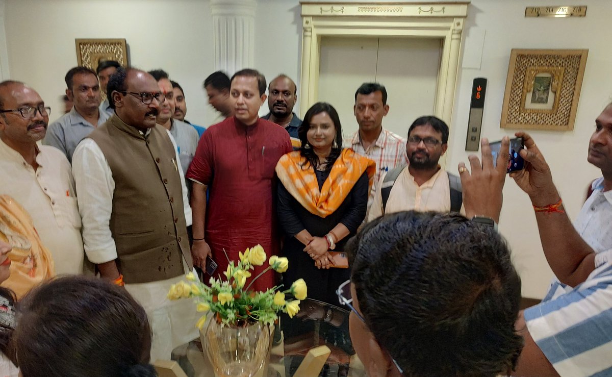 BjpScMorchaWB's tweet photo. @BjpScMorchaWB এর রাজ্য সভাপতি  @DrSudipDas মহাশয় এবং সকল @BjpScMorchaWB কর্মকর্তাদের উপস্থিতিতে হাওড়া স্টেশনে @BJPSCMorcha এর সভাপতি @LalSinghArya ji সর্ব ভারতীয় বিজেপি র GS @CTRavi_BJP ji কে স্বাগত জানাতে উপস্থিত ছিলেন । https://t.co/Iw23OAtGbR