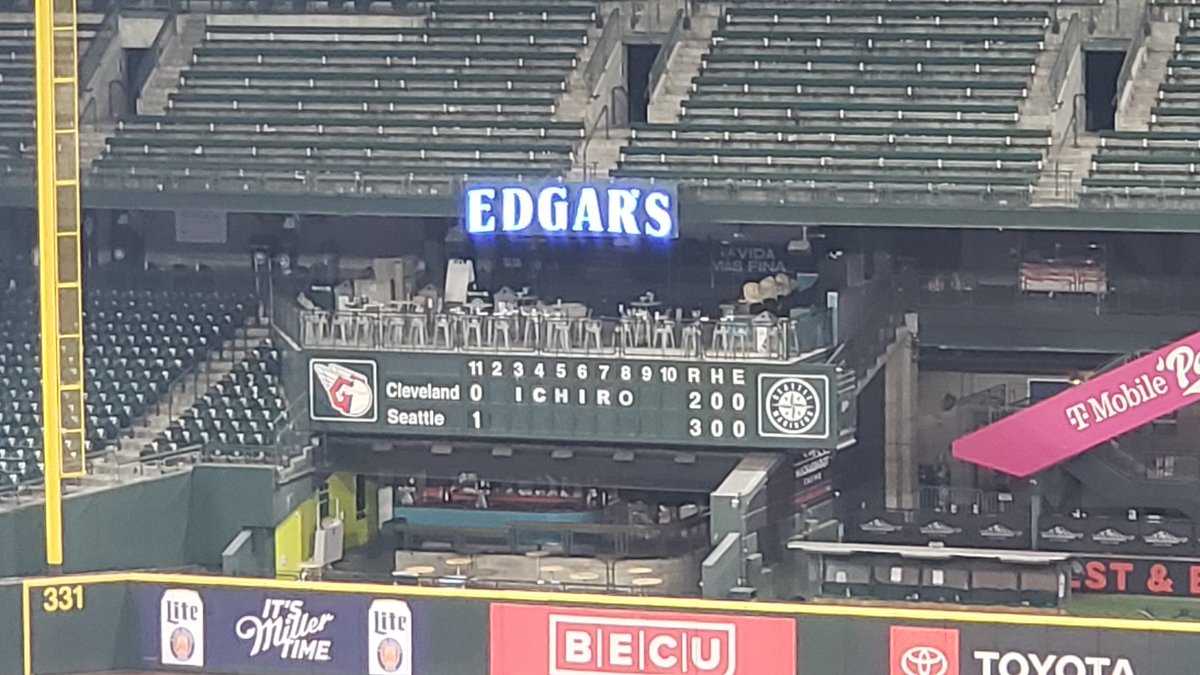 SeattleRallyKid's tweet photo. Anyone else notice this after the game and fireworks? #Legend #IchiroWeekend #GoMariners https://t.co/jTquUt2kaK