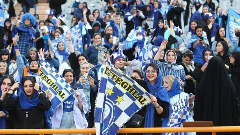 JahanYany's tweet photo. Eýranda ýyllar soňra, ilkinji gezek zenanlara futbol oyunlaryny stadiondan tomaşa etmäge rugsat berildi.
Çeşme: euronews https://t.co/EmF7tcm4yf