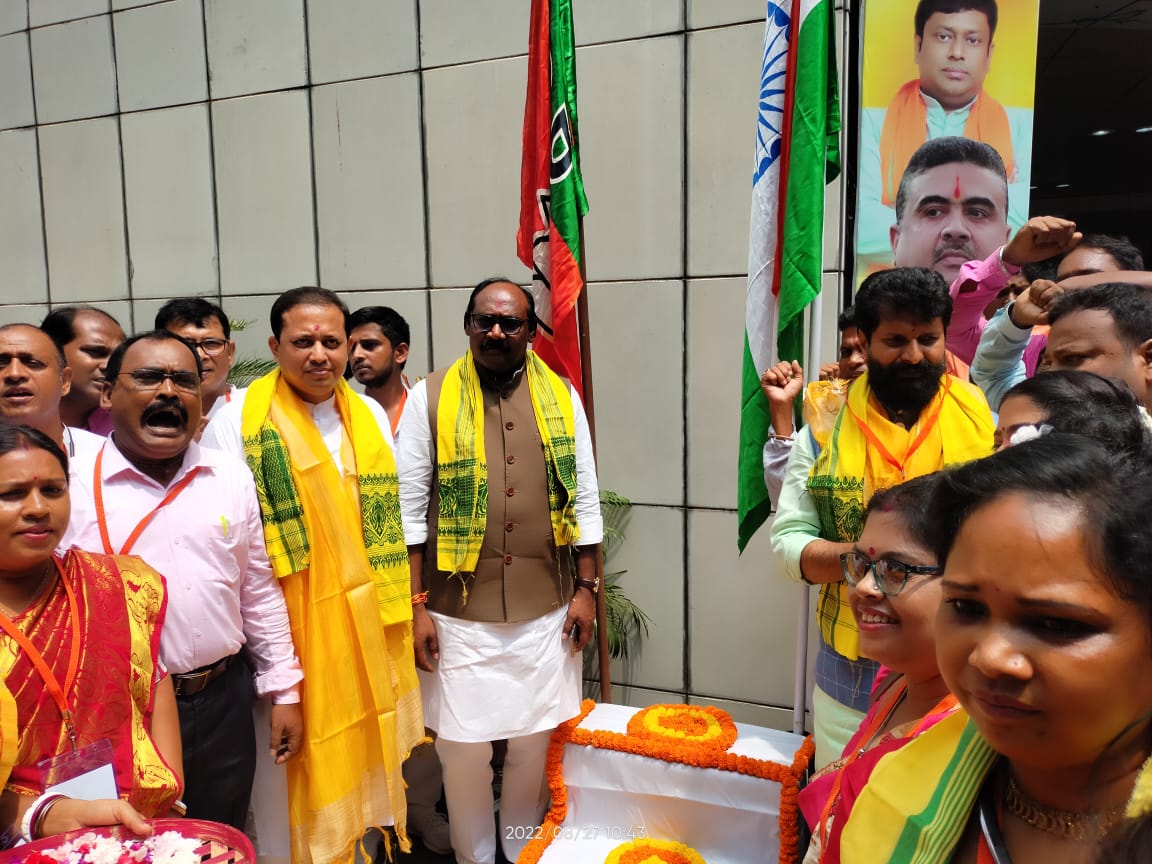 BjpScMorchaWB's tweet photo. @BjpScMorchaWB এর রাজ্য কার্যকারিণী বৈঠক পতাকা উত্তোলন ও প্রদীপ প্রজ্বলনের মাধ্যমে শুভারম্ভ হল ICCR সভাগৃহ কোলকাতায়।

উপস্থিত ছিলেন @CTRavi_BJP ji, @LalSinghArya ji,@Amitava_BJP ji, Satish Dhond ji সহ সকল তপশিলী MP, MLA গণ, রাজ্য কমিটির সকল পদাধিকারী ও জেলা নেতৃত্বগণ । https://t.co/XlXrVb5oJZ